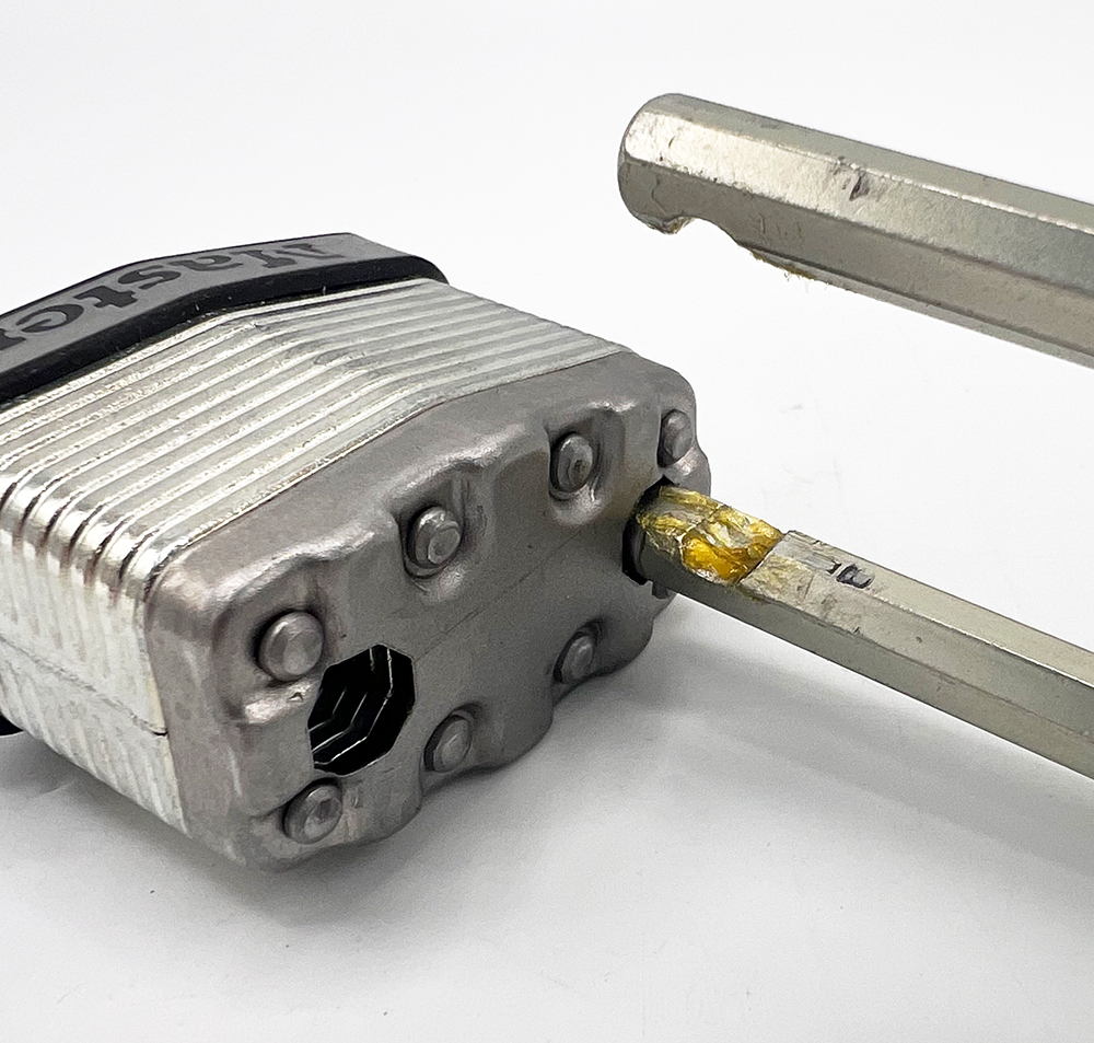 Master 1KA 40mm Long Shackle Laminated Padlock - Image 4